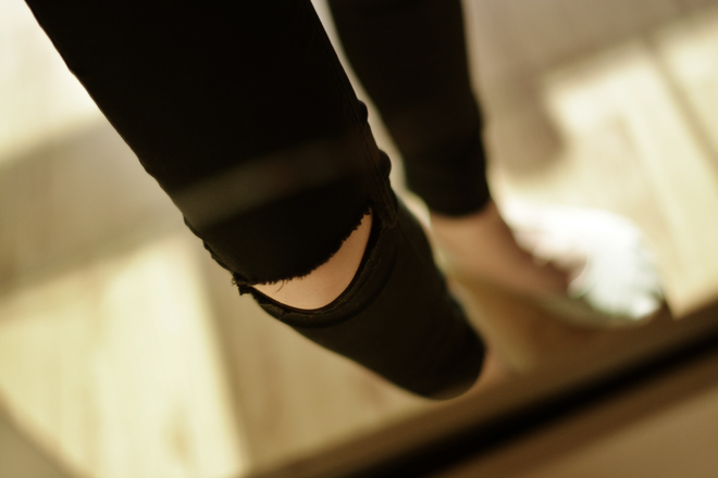 Jak zrobić dziury na kolanach w spodniach?