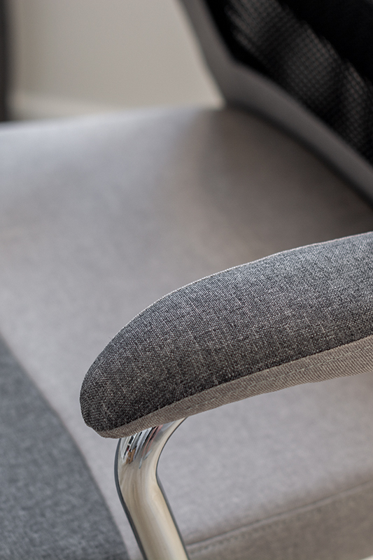 minimalistyczne krzesło biurowe