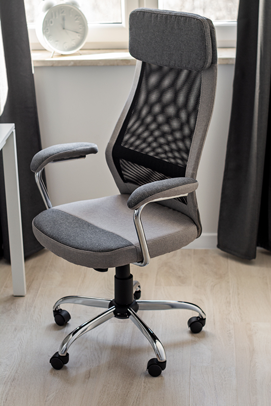 minimalistyczne krzesło biurowe