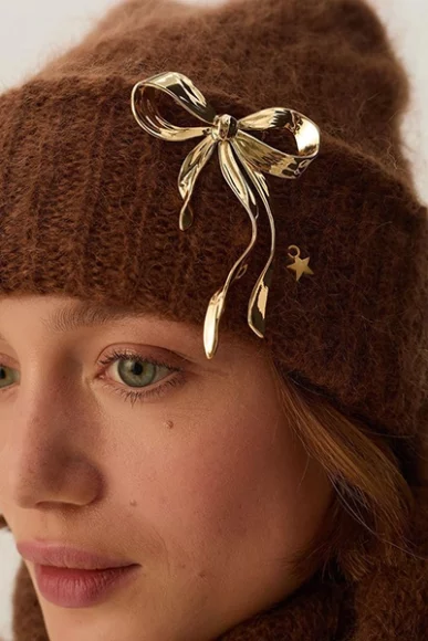 Wełniana czapka z broszką